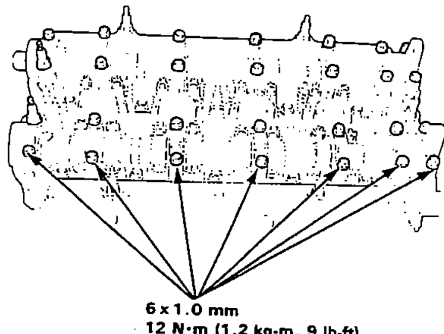 Top view of the cylinder head showing the camshaft holder bolt tightening sequence (arrows to bolts), with bolt torque callout.